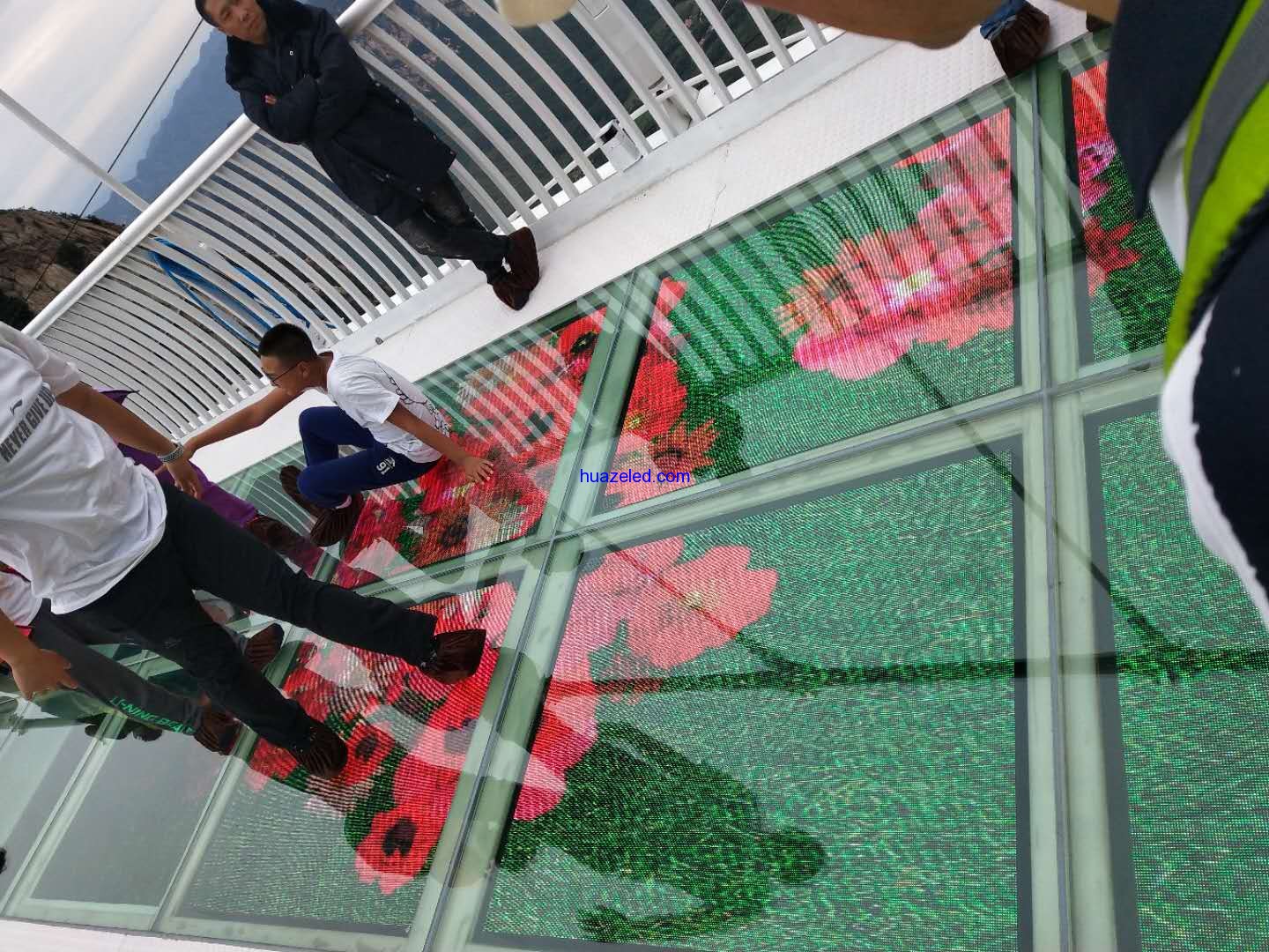 遼寧省丹東市鳳凰山風景區玻璃棧道特效屏