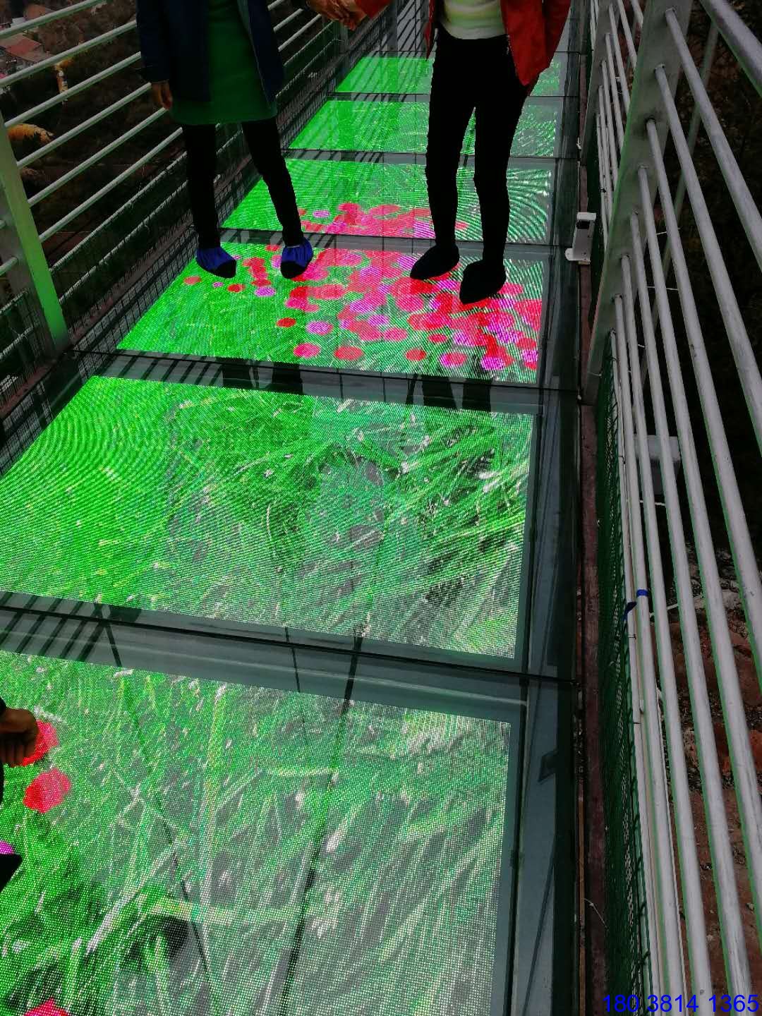 玻璃棧道碎裂特效LED顯示屏
